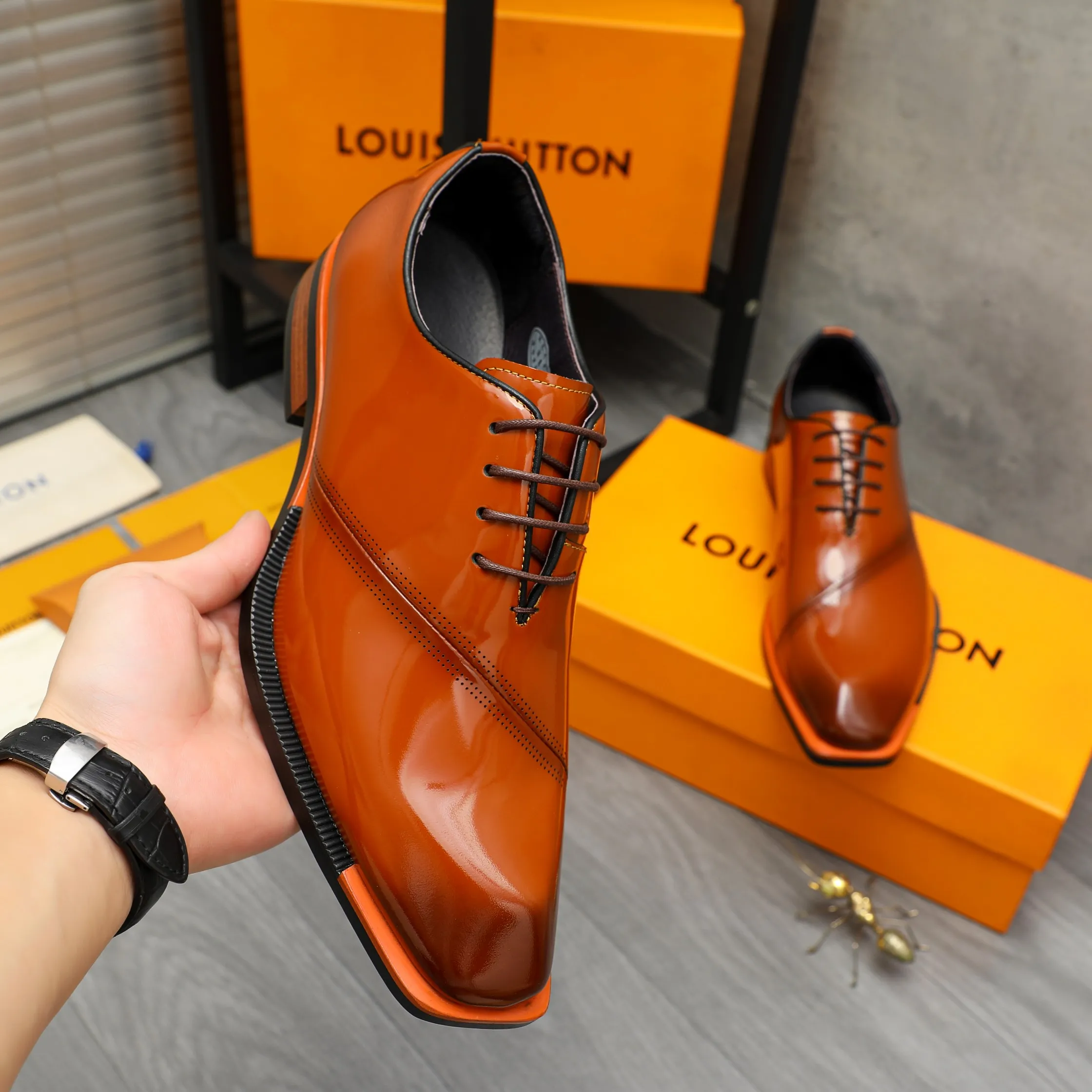 Men's shoes 💰600 Product trademark: LV "Louis Vuitton" business formal lace-up leather shoes Regular size: 37-46 Product material: Selected pearlescent polished cowhide upper, pigskin lining, rubber outsole